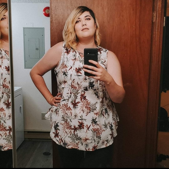 Shein flower v neck top plus 2xl - Picture 2 of 3